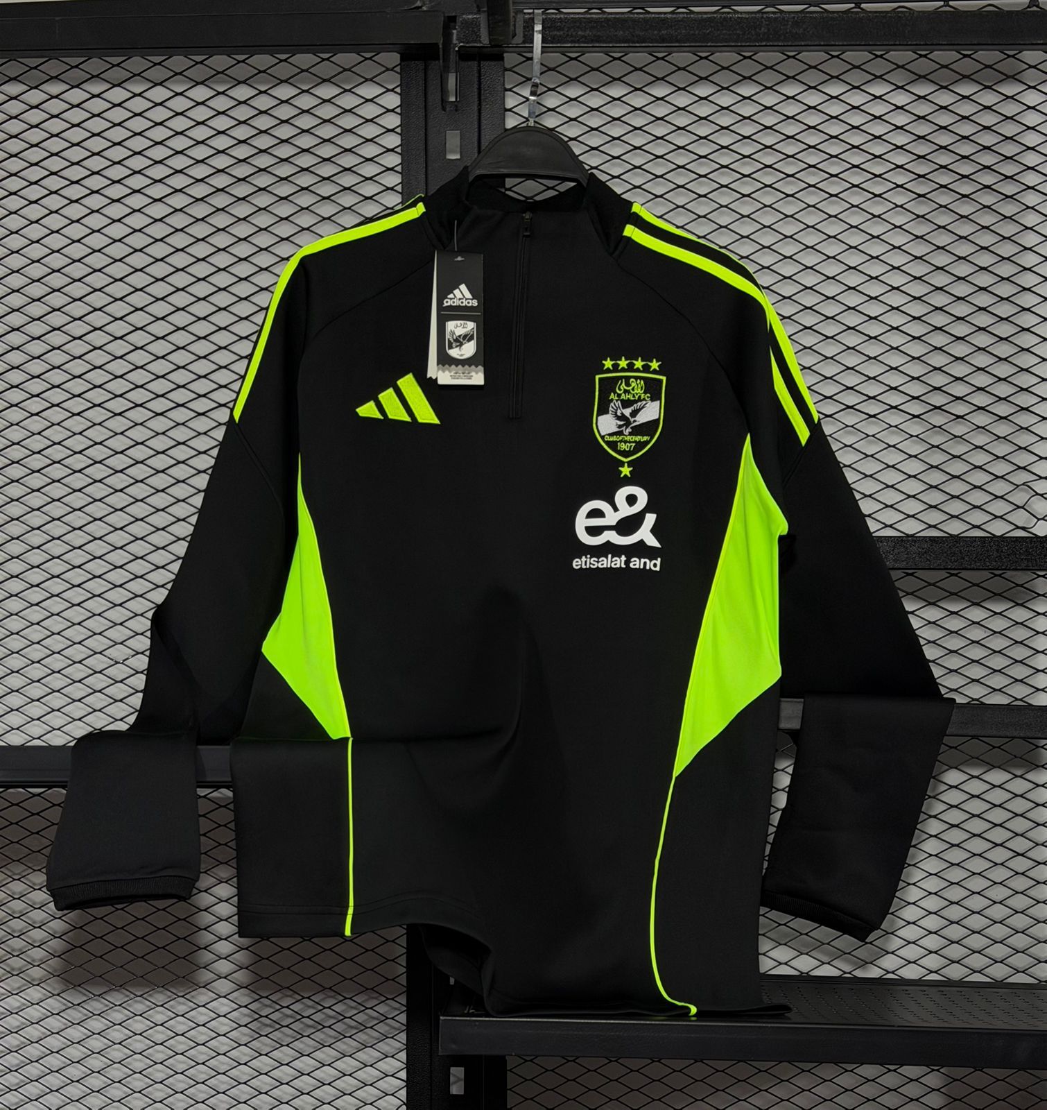 تراك اهلي الاسود